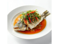 新鮮大魚(yú)煮成紅燒魚(yú)，尤其亮眼的眼睛證明了魚(yú)的新鮮度