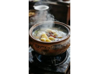 羊肉泡饃，作為陜西極具代表性的傳統美食，蘊含著深厚的歷史文化內涵