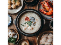 潮汕砂鍋粥是廣東潮汕地區的傳統美食，以鮮香濃郁、米粒分明、配料豐富而聞名