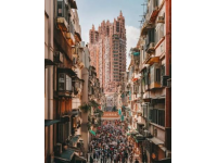 去澳門旅游時，有一些特產和商品是非常值得購買的，以下是一些必買的推薦