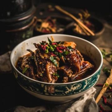 揭秘燜羊肉的美味秘訣：慢燉的藝術與調料搭配指南