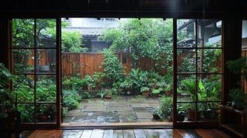 煙雨中的垂柳庭院風(fēng)情