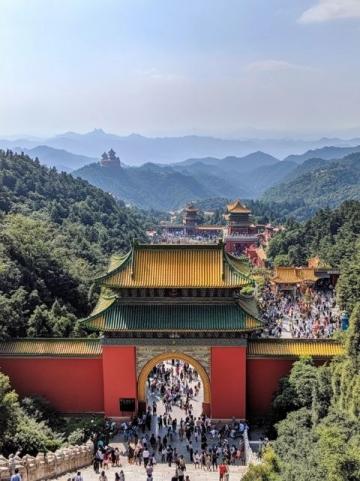 小楊知道200米外就是順峰山和寶林寺，準(zhǔn)備去五一玩兒。