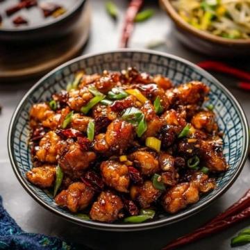 辣子雞丁是一道經(jīng)典的川菜，以其鮮香麻辣的口感受到很多人的喜愛