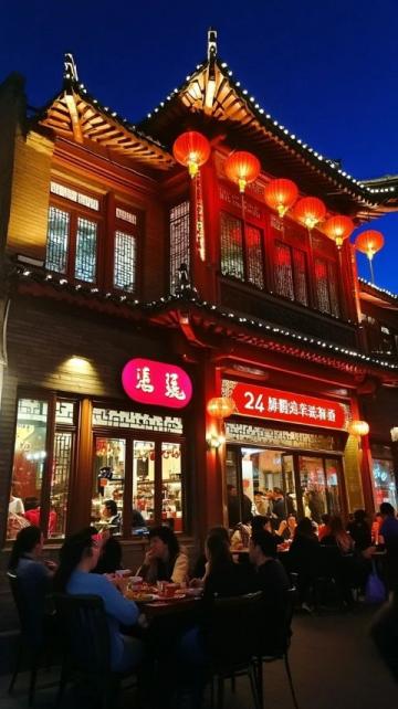 佛山熱門(mén)餐廳5點(diǎn)前爆滿(mǎn)，排隊(duì)超百人，人氣爆棚！