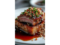 云南盈江特色美味：火燒豬肉的傳統魅力