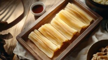 挑選好的燕窩應(yīng)注意原料和加工方法；購買時(shí)要考慮價(jià)格、品牌等因素