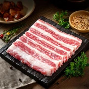 五花肉是烹飪中的萬能食材，肥瘦相間，口感豐富，適合多種烹飪方式