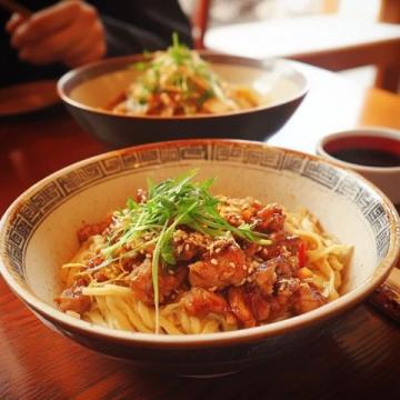一碗暖心懷舊的炸肉膘拌面：歲月深處的味道