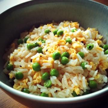 黃金蛋炒飯秘籍：先炒飯還是先炒蛋？揭秘完美口感的關鍵步驟！