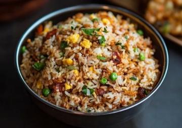 黃金蛋炒飯秘籍：先炒飯還是先炒蛋？揭秘完美口感的關鍵步驟！