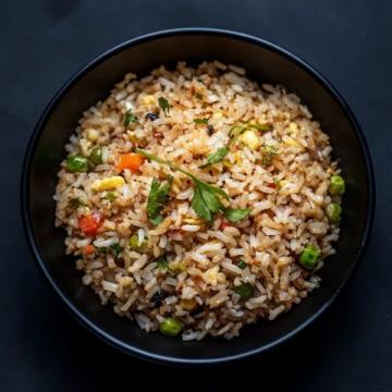 黃金蛋炒飯秘籍：先炒飯還是先炒蛋？揭秘完美口感的關鍵步驟！