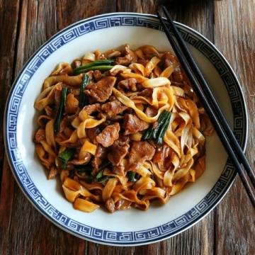蒜苔炒牛肉是一道色香味俱全的家常菜，簡(jiǎn)單易做，深受大家的喜愛,今天