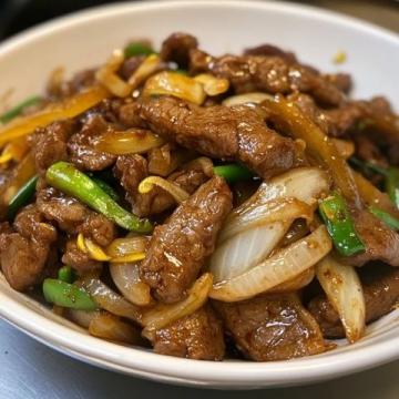 晚餐吃啥好？推薦一道牛肉炒青椒，鮮嫩多汁停不下嘴！