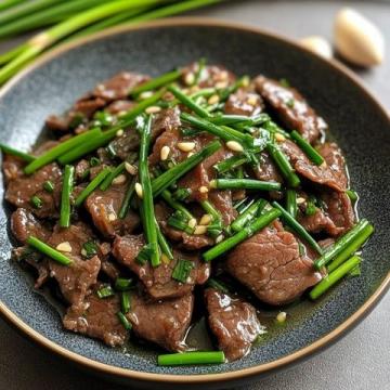 蒜苔炒牛肉是一道色香味俱全的家常菜，簡(jiǎn)單易做，深受大家的喜愛,今天