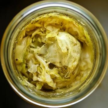 如何在家腌制脆爽美味的酸菜？簡單步驟教你輕松做