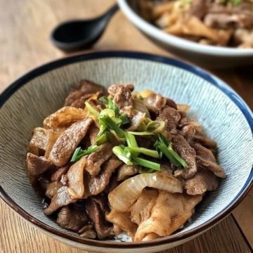 大家好，我是洋哥,今天給大家分享一道東北特色菜，五花肉燉葫蘆條。肉質軟爛