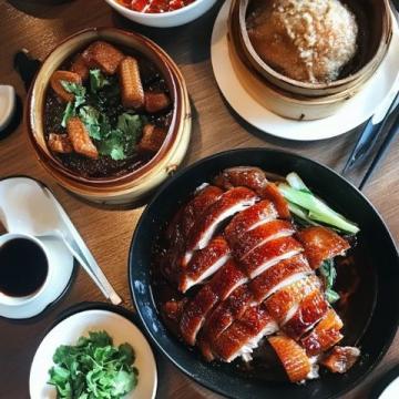 秋意漸濃的瞬間吃在中國(guó)老北京烤鴨、門釘肉餅、鐺炮牛肉;