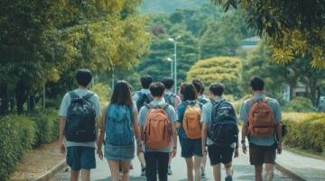 重慶學子背炊具徒步春游：別樣青春路展現堅韌探索精神