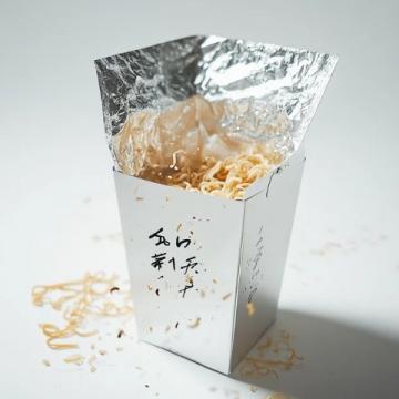 當代飲食的雙面：灶臺煙火與外賣紙袋