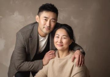 金庸與妻子相差29歲，出門總牽著她，好友蔡瀾很羨慕