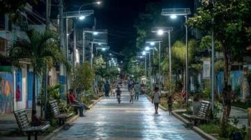 深圳夜晚的燈火通明，廣西朋友在熱鬧非凡的街頭成了城市生活的一抹亮色。
