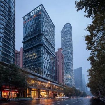 深圳夜晚的燈火通明，廣西朋友在熱鬧非凡的街頭成了城市生活的一抹亮色。