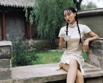 川渝辣妹挑戰(zhàn)京城豆汁：嘗一口便露痛苦表情引圍觀大爺爆笑