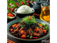 東北美食種類繁多，包括燉菜、肉食和地方小吃等