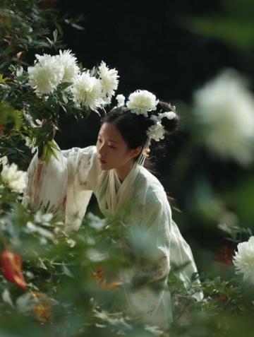 農(nóng)家春味濃，野菜香滿園，城里售價翻倍貴