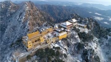 東北秋意濃阿爾山三日游攻略：火山口湖、不凍泉與森林秘境探秘之旅
