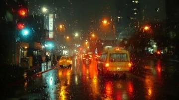 無錫交警深夜查酒駕發現吃草流浪漢，溫情救助傳遞人間大愛