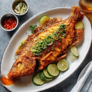 松鼠桂魚是江蘇傳統名菜，外酥里嫩、酸甜可口，因炸后魚身翹起形似松鼠得名