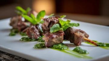 民勤美食探秘：羊肉燒烤、沙米水晶粉，不容錯過的地道風味！
