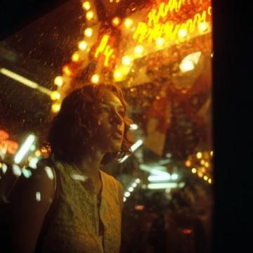 漫步在曼谷火車頭夜市的人潮中，空氣中彌漫著熱帶水果的甜香,霓虹燈光下
