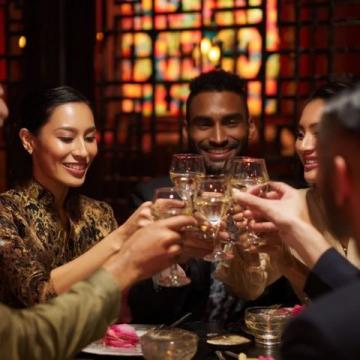 農(nóng)歷新年舉箸共啖，觥籌交錯伴隨著歡聲，分享喜悅或訴說相思之情