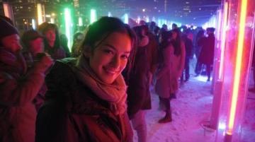 二里井夜市熱鬧一番,眾人盡情品嘗美食。