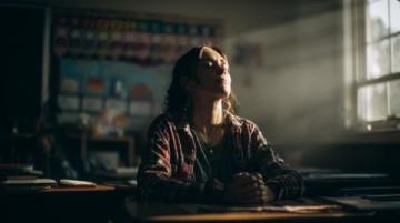 教育之光：一位校長的愛心行動改變學生命運