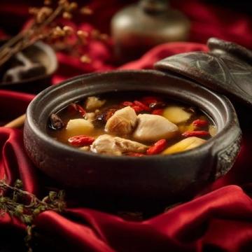陽(yáng)光下的味覺(jué)盛宴：水果酸湯榴蓮魚與地道重慶火鍋