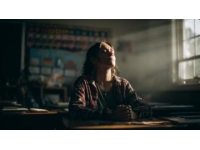 教育之光：一位校長的愛心行動改變學生命運