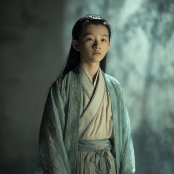 因為史湘云的臉上犯了杏斑癬，于是有了治療藥物薔薇硝出場，但是被茉莉粉