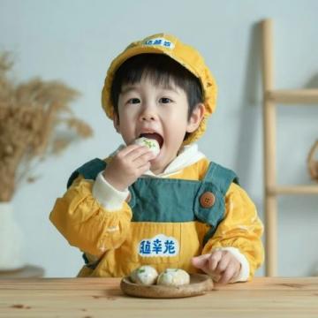 謝浩男媽媽許健華成功回歸,帶小女兒上學,還展示廚房神器