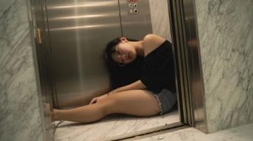 進電梯前的她感動得熱淚盈眶
