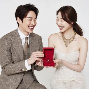 5月20日，孔子第76代孫公開消息，自己已在美國結(jié)婚，妻子厚唇大眼是大馬名媛
