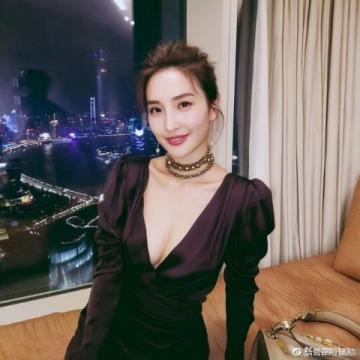1985年,楊紫瓊與香港富商潘迪生相戀,兩人熱戀3年后,在楊紫瓊26歲那年