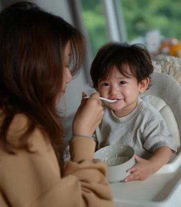 郝劭文妻子二胎生子，曬兒子吃雞腿照笑翻網(wǎng)友