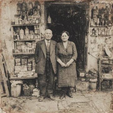 這是1945年11月份的一組珍貴老照片，拍攝于重慶路邊的一家小吃店