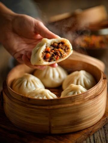 如何制作經(jīng)典紅豆沙粽和鮮肉蛋黃粽？詳細步驟分享
