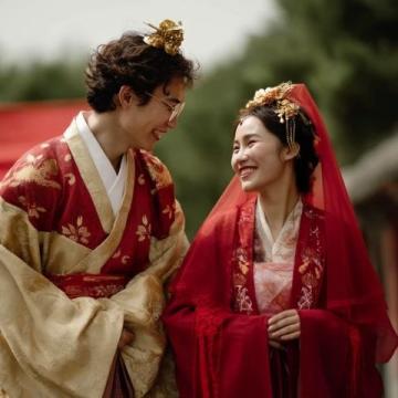 5月20日，孔子第76代孫公開消息，自己已在美國結(jié)婚，妻子厚唇大眼是大馬名媛