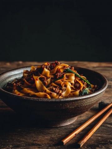 深秋大食堂午餐菜單：炸雞腿配肉絲面，溫暖又美味